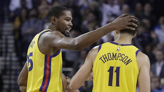 Basketbalisté Golden State Warriors Kevin Durant (vlevo) a Klay Thompson během utkání se San Antonio Spurs. Basketbalisté Golden State Warriors Kevin Durant (vlevo) a Klay Thompson během utkání se San Antonio Spurs.