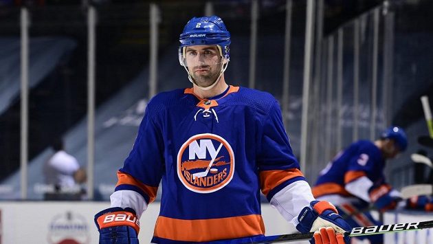 Hokejista Nick Leddy v dresu NY Islanders, ze kterého byl vyměněn do Detroitu. Hokejista Nick Leddy v dresu NY Islanders, ze kterého byl vyměněn do Detroitu.