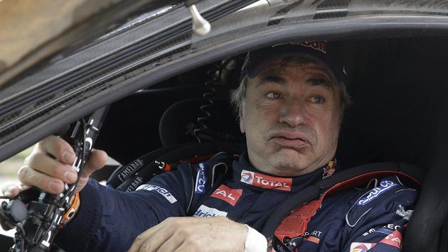 Vedoucí muž průběžného pořadí automobilů na Rallye Dakar Carlos Sainz dostal dodatečnou desetiminutovou penalizaci za údajnou kolizi s nizozemským jezdcem na čtyřkolce Keesem Koolenem v sobotní 7. etapě. Zrovna nadšený z toho nebyl. Vedoucí muž průběžného pořadí automobilů na Rallye Dakar Carlos Sainz dostal dodatečnou desetiminutovou penalizaci za údajnou kolizi s nizozemským jezdcem na čtyřkolce Keesem Koolenem v sobotní 7. etapě. Zrovna nadšený z toho nebyl.