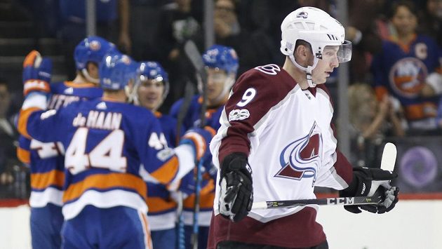Matt Duchene ještě v dresu Colorada (9) během první třetiny duelu s New Yorkem Islanders, za pár minut už mířil do nového angažmá v Ottawě. Matt Duchene ještě v dresu Colorada (9) během první třetiny duelu s New Yorkem Islanders, za pár minut už mířil do nového angažmá v Ottawě.