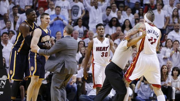 Chris Andersen ignoroval pokusy o ukončení konfliktu a stále se chtěl vrhnout na Tylera Hansbrougha (druhý zleva). Chris Andersen ignoroval pokusy o ukončení konfliktu a stále se chtěl vrhnout na Tylera Hansbrougha (druhý zleva).