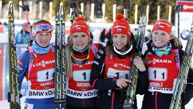 České biatlonistky Jitka Landová (druhá zprava) a Eva Puskarčíková (zcela vpravo). České biatlonistky Jitka Landová (druhá zprava) a Eva Puskarčíková (zcela vpravo).