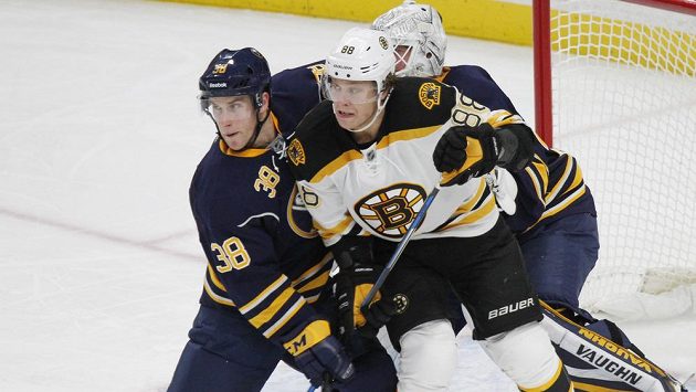 Taylor Fedun (38) z Buffala a David Pastrňák (88) z Bostonu. Taylor Fedun (38) z Buffala a David Pastrňák (88) z Bostonu.