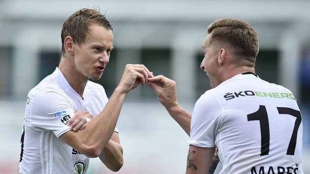 Mladoboleslavský Jan Chramosta se raduje z gólu, gratuluje mu spoluhráč Petr Mareš (vpravo). Mladoboleslavský Jan Chramosta se raduje z gólu, gratuluje mu spoluhráč Petr Mareš (vpravo).