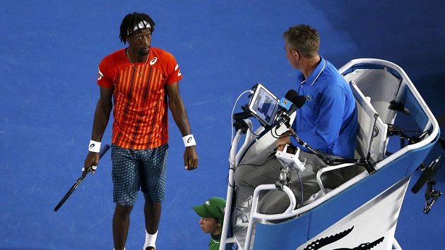 Francouzský tenista Gael Monfils hovoří s umpirovým rozhodčním. Ilustrační foto. Francouzský tenista Gael Monfils hovoří s umpirovým rozhodčním. Ilustrační foto.