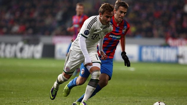 Plzeňský Tomáš Hořava (vpravo) a Mario Götze z Bayernu v utkání Ligy mistrů ve Štruncových sadech. Plzeňský Tomáš Hořava (vpravo) a Mario Götze z Bayernu v utkání Ligy mistrů ve Štruncových sadech.