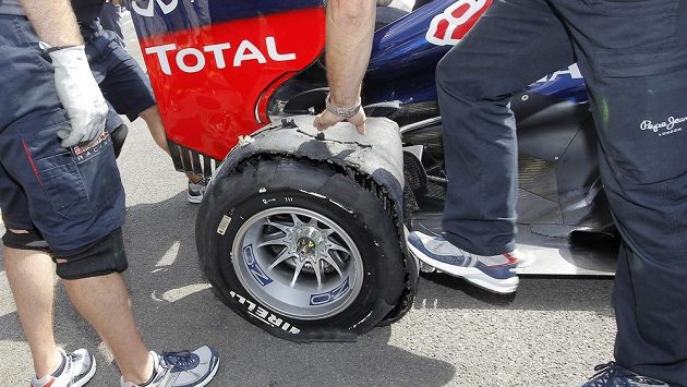 Poškozená pneumatika na pravém zadním kole Vettelovy formule během tréninku na Velkou cenu ve Spa. Poškozená pneumatika na pravém zadním kole Vettelovy formule během tréninku na Velkou cenu ve Spa.