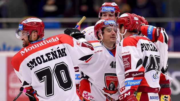 Hokejisté Radek Smoleňák, Petr Koukal a Filip Pavlík z Hradce Králové se radují z gólu - ilustrační foto. Hokejisté Radek Smoleňák, Petr Koukal a Filip Pavlík z Hradce Králové se radují z gólu - ilustrační foto.