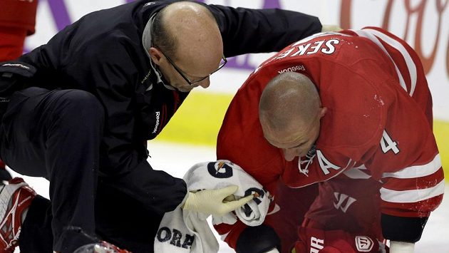 Obránce Caroliny Andrej Sekera po tvrdém nárazu do mantinelu v utkání NHL proti Buffalu. Obránce Caroliny Andrej Sekera po tvrdém nárazu do mantinelu v utkání NHL proti Buffalu.