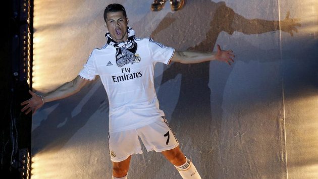 Opora Realu Madrid Cristiano Ronaldo má podle sportovních marketingových odborníků mezi fotbalisty největší potenciál "prodejnosti". Opora Realu Madrid Cristiano Ronaldo má podle sportovních marketingových odborníků mezi fotbalisty největší potenciál "prodejnosti".