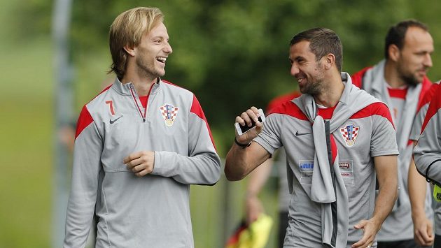 Chorvatští fotbalisté Ivan Rakitič (vlevo) a Darijo Srna v rozmluvě. Chorvatští fotbalisté Ivan Rakitič (vlevo) a Darijo Srna v rozmluvě.