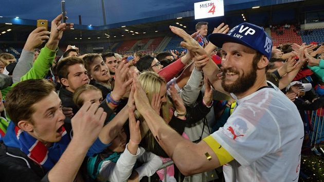 Kapitán plzeňských fotbalistů Roman Hubník se raduje s fanoušky z výhry a titulu. Kapitán plzeňských fotbalistů Roman Hubník se raduje s fanoušky z výhry a titulu.