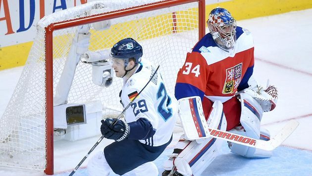 Útočník Leon Draisaitl překonal českého brankáře Petra Mrázka a zařídil Výběru Evropy výhru v prodloužení. Útočník Leon Draisaitl překonal českého brankáře Petra Mrázka a zařídil Výběru Evropy výhru v prodloužení.