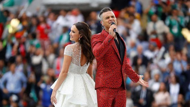 Pěvecké duo Robbie Williams a Aida Garifullinová během zahajování MS. Pěvecké duo Robbie Williams a Aida Garifullinová během zahajování MS.