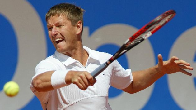Rus Jevgenij Kafelnikov při turnaji v Mnichově v roce 2003 Rus Jevgenij Kafelnikov při turnaji v Mnichově v roce 2003