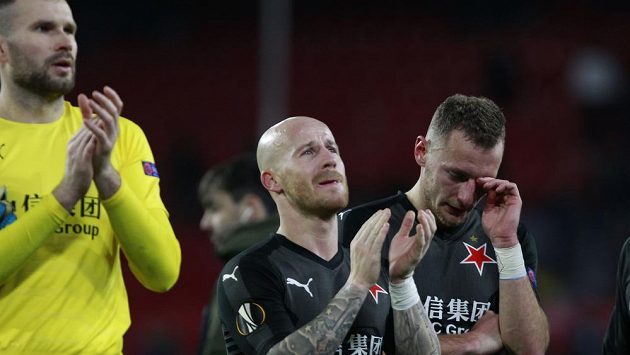 Fotbalisté Slavie děkují fanouškům v Seville po remíze 2:2. Fotbalisté Slavie děkují fanouškům v Seville po remíze 2:2.