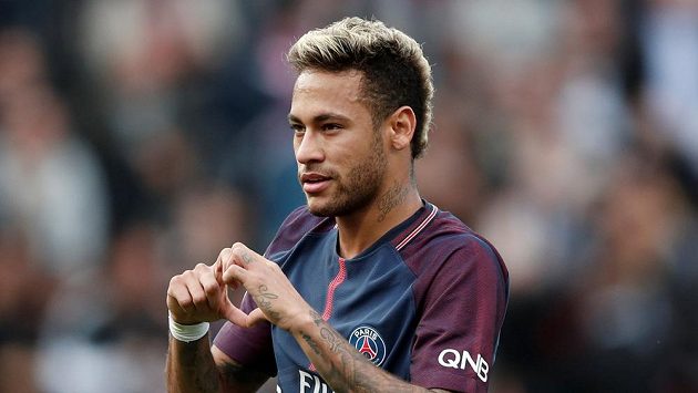 Brazilec Neymar z PSG oslavuje jeden ze svých gólů proti Bordeaux. Brazilec Neymar z PSG oslavuje jeden ze svých gólů proti Bordeaux.