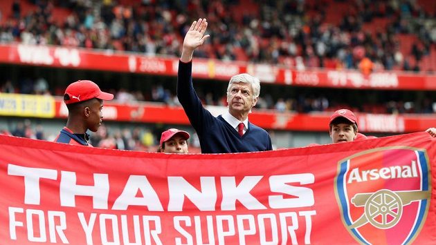 Kouč Arséne Wenger zdraví fanoušky Arsenalu. Kouč Arséne Wenger zdraví fanoušky Arsenalu.