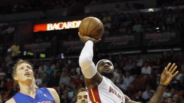 Nejlepším hráčem vítězů byl LeBron James (vpravo) s 29 body. Nejlepším hráčem vítězů byl LeBron James (vpravo) s 29 body.