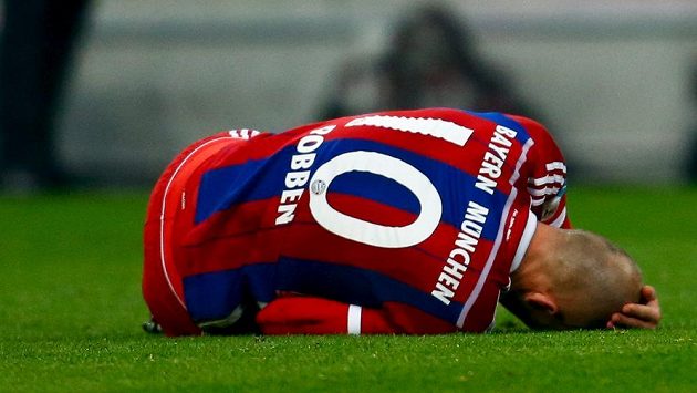 Zraněný Arjen Robben z Bayernu na trávníku v ligovém utkání s Borussií Mönchengladbach. Zraněný Arjen Robben z Bayernu na trávníku v ligovém utkání s Borussií Mönchengladbach.