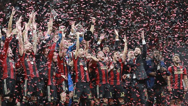 Fotbalisté Atlanty slaví svůj první triumf v MLS. Fotbalisté Atlanty slaví svůj první triumf v MLS.