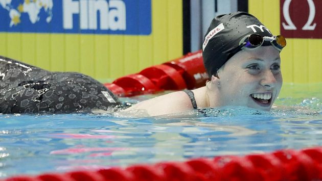 Lilly Kingová po vítězném závodě na 50 m prsa na MS v Kwangdžu Lilly Kingová po vítězném závodě na 50 m prsa na MS v Kwangdžu