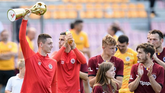 Ladislav Krejčí ze Sparty Praha s pohárem za vítězství MOL Cupu, Dávid Hancko, Adam Karabec a Michal Sáček během děkovačky s fanoušky po utkání ve skupině o titul s FK Jablonec. Ladislav Krejčí ze Sparty Praha s pohárem za vítězství MOL Cupu, Dávid Hancko, Adam Karabec a Michal Sáček během děkovačky s fanoušky po utkání ve skupině o titul s FK Jablonec.