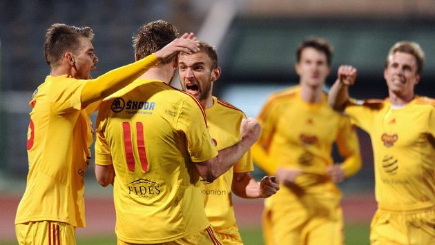 Fotbalisté Dukly Praha oslavují druhý gól proti Spartě. Fotbalisté Dukly Praha oslavují druhý gól proti Spartě.
