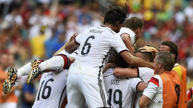 Němečtí fotbalisté se radují z gólu proti Portugalsku. Němečtí fotbalisté se radují z gólu proti Portugalsku.