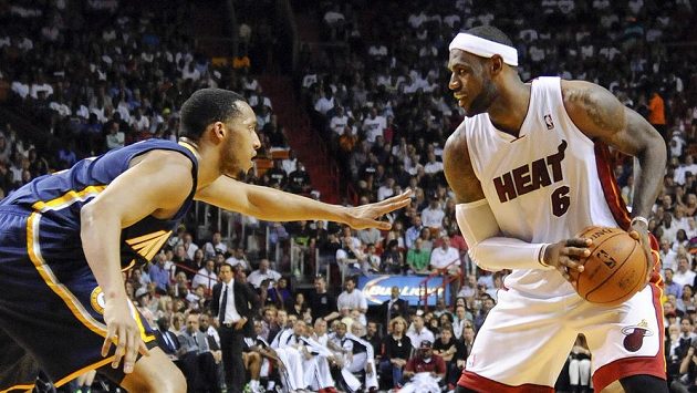 Basketbalista Evan Turner (vlevo) z Indiany tlačí na LeBrona Jamese z Miami. Basketbalista Evan Turner (vlevo) z Indiany tlačí na LeBrona Jamese z Miami.