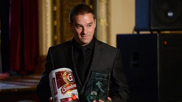 Fotbalový útočník Petr Švancara s cenou pro Baviče tribun. Fotbalový útočník Petr Švancara s cenou pro Baviče tribun.