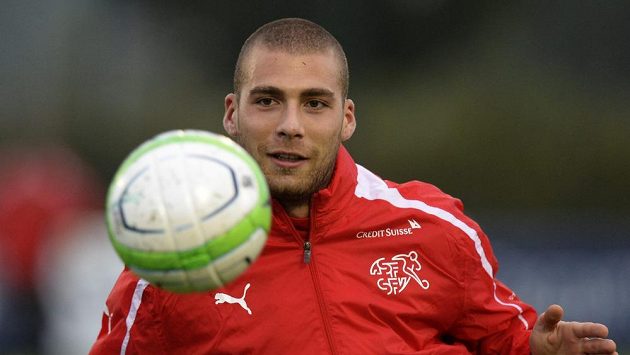 Švýcarský reprezentant albánského původu Pajtim Kasami při tréninku na kvalifikační duel v Tiraně. Švýcarský reprezentant albánského původu Pajtim Kasami při tréninku na kvalifikační duel v Tiraně.