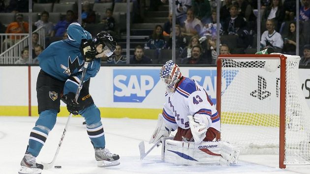 Při svém čtvrtém gólu se Tomáš Hertl zachoval jako mazák a puk mezi nohama dloubl Martinu Bironovi přímo pod víko. Při svém čtvrtém gólu se Tomáš Hertl zachoval jako mazák a puk mezi nohama dloubl Martinu Bironovi přímo pod víko.
