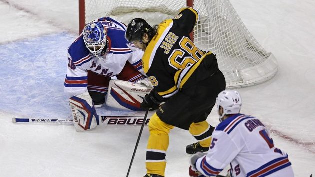 Jaromír Jágr z Bostonu míří vstříc newyorskému brankáři Lundqvistovi v semifinále Východní konference NHL. Jaromír Jágr z Bostonu míří vstříc newyorskému brankáři Lundqvistovi v semifinále Východní konference NHL.