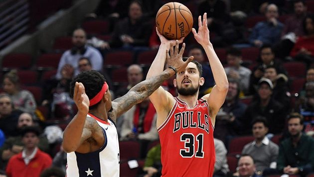 Střílející Tomáš Satoranský z Chicaga v utkání NBA proti Washingtonu. Střílející Tomáš Satoranský z Chicaga v utkání NBA proti Washingtonu.
