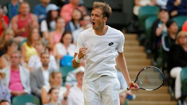 Ruský tenista Daniil Medveděv v prvním kole Wimbledonu. Ruský tenista Daniil Medveděv v prvním kole Wimbledonu.