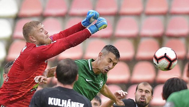 Brankář Českých Budějovic Jindřich Staněk v akci během utkání v Příbrami. Brankář Českých Budějovic Jindřich Staněk v akci během utkání v Příbrami.