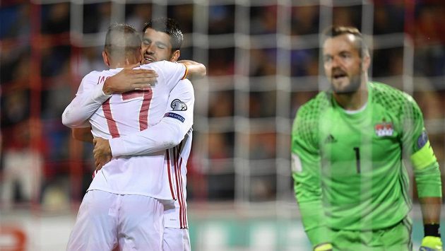 Španělští fotbalisté Iago Aspas a Isco slaví gól prvního jmenovaného v kvalifikačním duelu, lichtenštejnský brankář Peter Jehle jen zklamaně přihlíží. Španělští fotbalisté Iago Aspas a Isco slaví gól prvního jmenovaného v kvalifikačním duelu, lichtenštejnský brankář Peter Jehle jen zklamaně přihlíží.