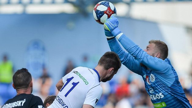 Brankář Českých Budějovic Jindřich Staněk (vpravo) a Nikolaj Komličenko (uprostřed) z Mladé Boleslavi v akci během utkání nejvyšší soutěže. Brankář Českých Budějovic Jindřich Staněk (vpravo) a Nikolaj Komličenko (uprostřed) z Mladé Boleslavi v akci během utkání nejvyšší soutěže.