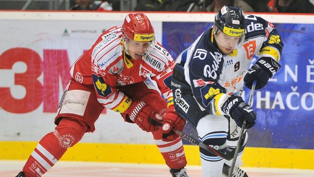Vítkovický Jan Káňa (vpravo) v souboji s Danielem Rákosem z Třince. Vítkovický Jan Káňa (vpravo) v souboji s Danielem Rákosem z Třince.