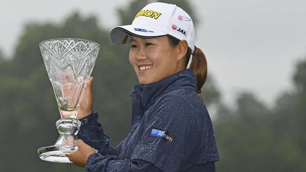 Japonka Nasa Hataokaová s trofejí za vítězství. Japonka Nasa Hataokaová s trofejí za vítězství.