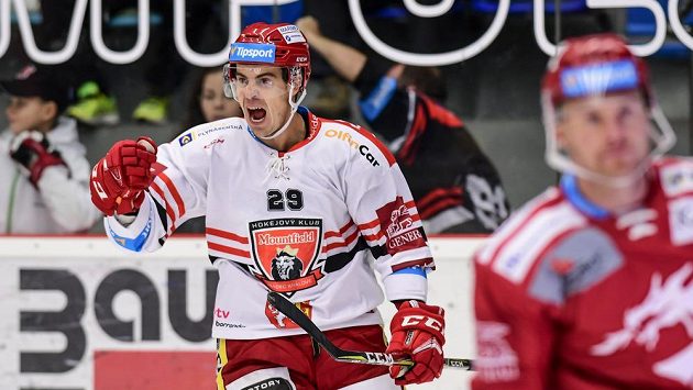 Střelec gólu Hradce Králové Michal Dragoun (vlevo) slaví. Střelec gólu Hradce Králové Michal Dragoun (vlevo) slaví.