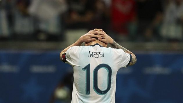 Argentinská superstar Lionel Messi v zápase na turnaji Copa América proti Kolumbii. Argentinská superstar Lionel Messi v zápase na turnaji Copa América proti Kolumbii.