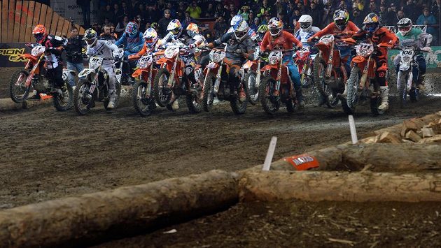Američan Colton Haaker ovládl pátý díl seriálu mistrovství světa v superenduru, který se dnes poprvé v historii konal v pražské Tipsport areně. Američan Colton Haaker ovládl pátý díl seriálu mistrovství světa v superenduru, který se dnes poprvé v historii konal v pražské Tipsport areně.
