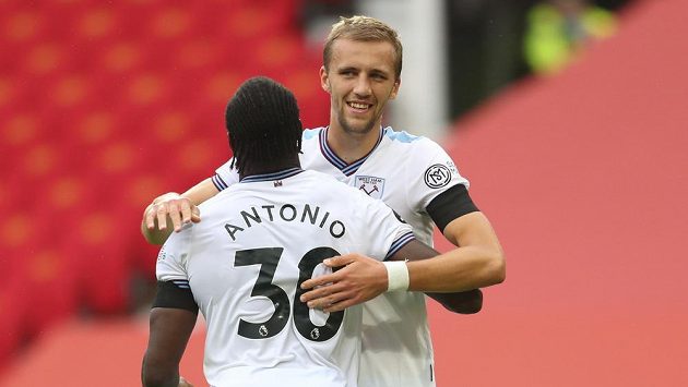 Fotbalista West Hamu Tomáš Souček gratuluje Michailu Antoniovi ke gólu proti Manchesteru United. Fotbalista West Hamu Tomáš Souček gratuluje Michailu Antoniovi ke gólu proti Manchesteru United.