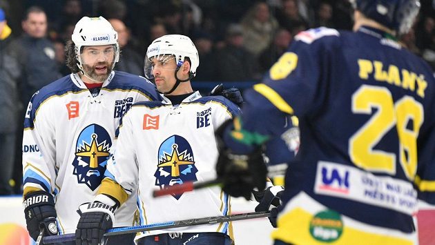 Kladenský útočník Jaromír Jágr během utkání diskutuje s Tomášem Plekancem. Bude se Rytířům v play off dařit? Kladenský útočník Jaromír Jágr během utkání diskutuje s Tomášem Plekancem. Bude se Rytířům v play off dařit?