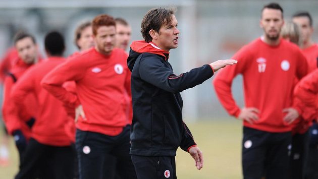 Trenér Alex Pastoor řídí své nové svěřence ze Slavie. Trenér Alex Pastoor řídí své nové svěřence ze Slavie.