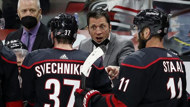 Kouč Caroliny Rod Brind'Amour dává pokyny svým svěřencům v zápase s Tampou Bay. Kouč Caroliny Rod Brind'Amour dává pokyny svým svěřencům v zápase s Tampou Bay.