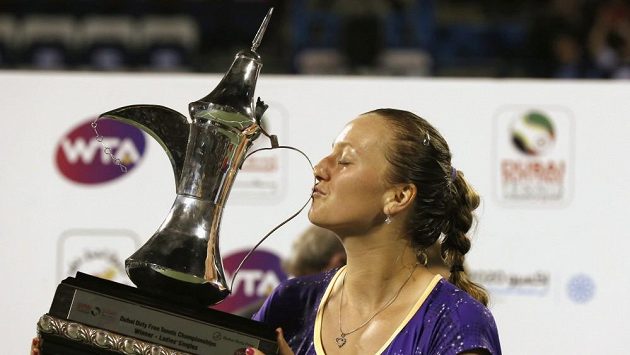 Petra Kvitová líbá pohár po vítězství v Dubaji. Petra Kvitová líbá pohár po vítězství v Dubaji.