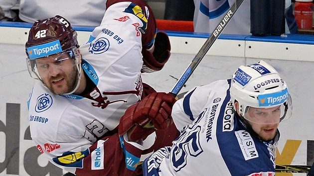 Obránce Sparty Michal Barinka (vlevo) a plzeňský útočník Miroslav Preisinger. Obránce Sparty Michal Barinka (vlevo) a plzeňský útočník Miroslav Preisinger.